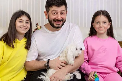 😍 Михаил Галустян с супругой и дочками. ⠀ ✨ А у вас ещё осталось  праздничное настроение? ⠀ #русскоерадио #михаилгалустян | Instagram