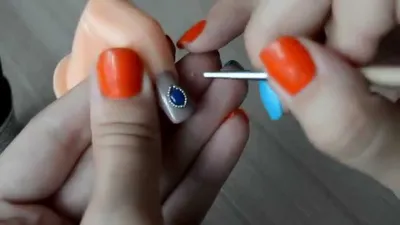 Витражный гель-лак создает на ногтях эффект полупрозрачного цветного стекла  и позволяет выполнять дизайн -жидкие камни-, а также… | Instagram