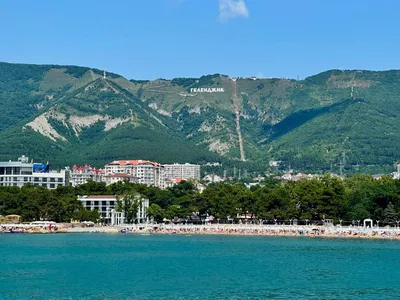 В Чёрном море прошел шторм. В Геленджике после непогоды пришлось чистить  пляжи от водорослей