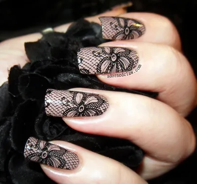 Дизайн длинных ногтей с черным кружевом