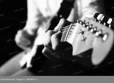 Черно-белая фотография гитары Стоковое Фото - изображение насчитывающей  лож, съемка: 183781914