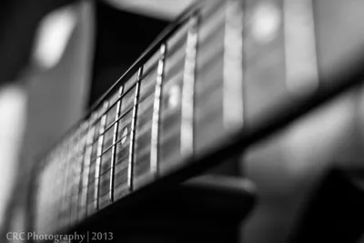 Черно белая акустическая гитара на …» — создано в Шедевруме