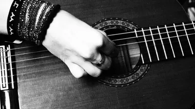 Есть черно-белое изображение гитары с гранж-эффектом генеративной ai |  Премиум Фото