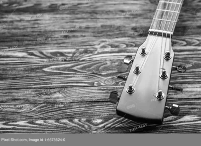 Черно-белое фото современной гитары на темном фоне, крупным планом ::  Стоковая фотография :: Pixel-Shot Studio