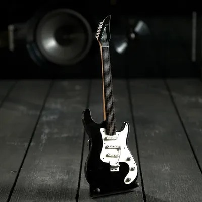 Черно-белое фото современной бас-гитары на темной стене :: Стоковая  фотография :: Pixel-Shot Studio
