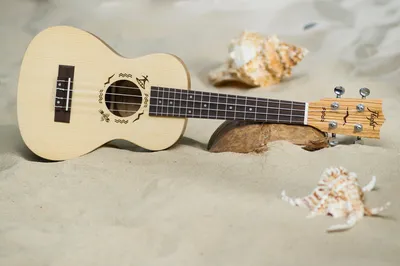 гитара укулеле на коричневом деревянном фоне Стоковое Изображение -  изображение насчитывающей гавайи, классицистическо: 266591039