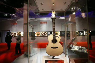 Виктор Цой с гитарой в полный …» — создано в Шедевруме
