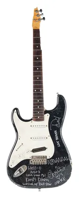 Разбитую вдребезги гитару Курта Кобейна продали на аукционе. За сколько?