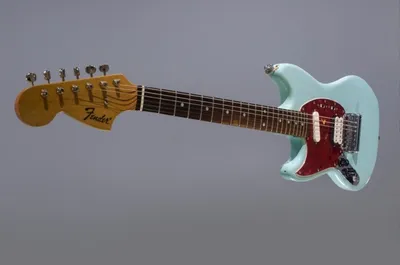 Разбитый Куртом Кобейном Fender Mustang 1973 года продан за 500 тысяч  долларов
