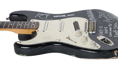 Гитара Курта Кобейна продана на аукционе за 6 млн — 10 фактов о легендарном  инструменте — последние новости / NV