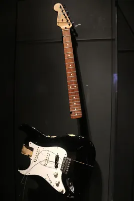 На аукционе за рекордную сумму продали гитару лидера Nirvana Курта Кобейна  | DonPress.com