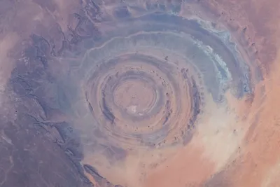 Таинственный «Глаз Сахары»: как появилась гигантская воронка диаметром 40 км