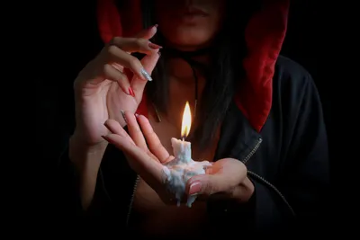 Иллюстрация хэллоуин. Удачи на руке ведьмы гадалки дурного глаза  магического кристалла женской с любовью черных ногтей волшебной Иллюстрация  вектора - иллюстрации насчитывающей ноча, удача: 209374638