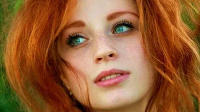 Фотореалистичный портрет загорелой девушки с зелёными глазами и волосами  платинового цвета on Craiyon