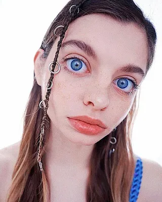 Молодые милые голубые глазы женщины закрывают вверх удивленное выражение  большая круглая глаза навыкате Стоковое Изображение - изображение  насчитывающей конец, изумленное: 153869329