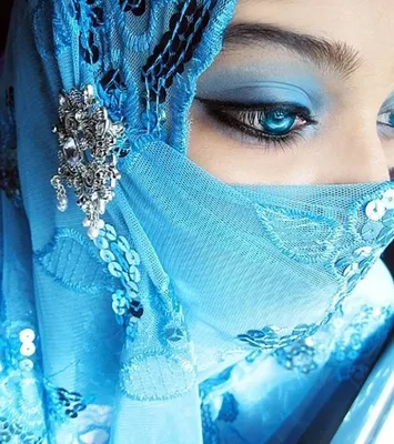 Глаза восточной женщины в парандже, близко Стоковое Изображение -  изображение насчитывающей вуаль, красивейшее: 156494915