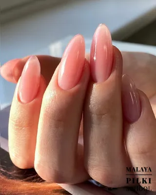 Нежно-розовый глянцевый,однотонный маникюр на длинные ногти миндальной  формы | Однотонный маникюр, Дизайнерские ногти, Маникюр