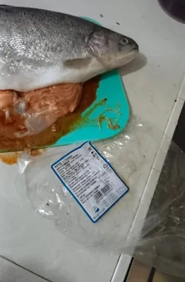 Кемеровчанка обнаружила неприятную находку в рыбе из кулинарии