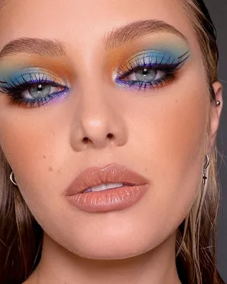 Как сделать красивый голубой макияж со стрелками: бьюти-туториал от Холзи |  theGirl