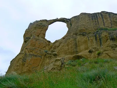 Геологическая и туристическая достопримечательность, гора кольцо.  кисловодск, северный кавказ, россия. | Премиум Фото