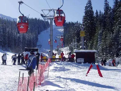 Словакия. зимний горнолыжный курорт ясна. солнечная погода и голубое небо  над горнолыжным склоном. подъемник и панорама заснеженных горных вершин на  горизонте | Премиум Фото