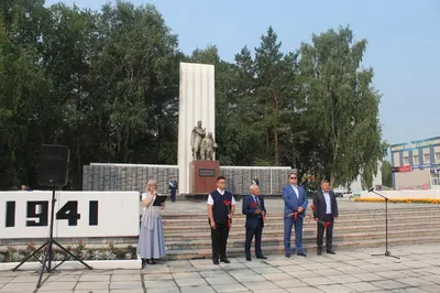 Праздновать День города искитимцы начали с возложения цветов к мемориалу |  08.08.2022 | Искитим - БезФормата