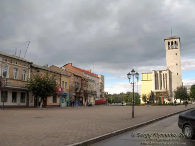 Львівська область, вересень 2013 року. Сокаль. Центральна площа міста та  костел св. архангела Михаїла