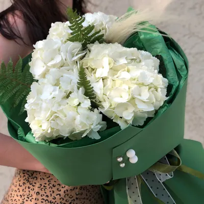 Букет с белой гортензией в студии «Фреш», цены на цветы, купить в Москве  букет с белой гортензией