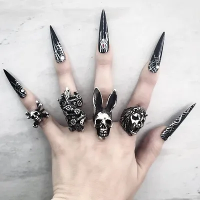 Pin by (✿ ◕‿◕ on manicure | Punk nails, Gothic nails, Acrylic nails coffin  short