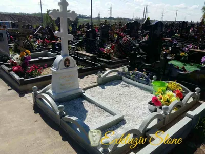 Гранитный крест на могилу с цветником купить цена заказать