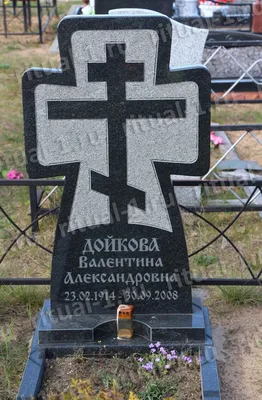 Резной гранитный крест на могилу на кладбище в Бельцах