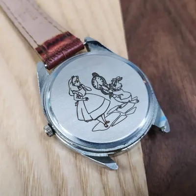 Лазерная гравировка на часах в СПБ - часы с надписью на заказ