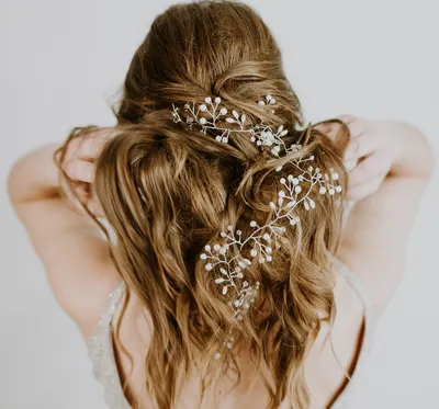 Свадебная прическа на средние волосы — стрижка и укладка невесте на свадьбу  для волос средней длины