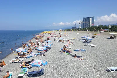 Батуми, Грузия - 29 июля 2019 г.: Морской пляж, море, лето, солнечный день  на пляже, люди плывут в море Редакционное Фото - изображение насчитывающей  свет, марина: 165849976