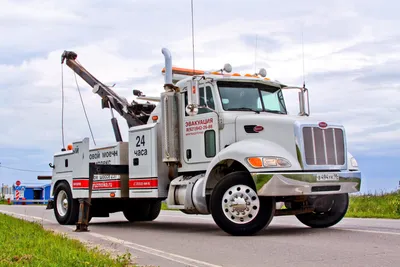 Грузовой эвакуатор с манипулятором на базе Ford Trucks 2533. | Polycar.