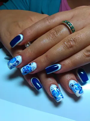 Ярко синий маникюр с росписью гжель - фото стильного дизайна ногтей