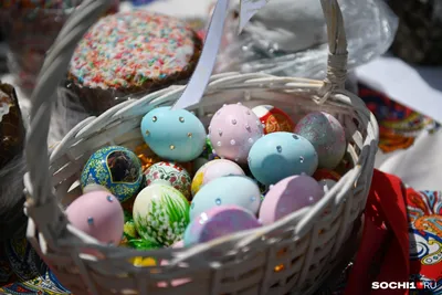 Как покрасить яйца на Пасху 2023 в домашних условиях красиво и безопасно -  Российская газета