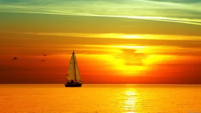 Яхта на закате. Яхта в заливе моря на фоне прекрасного заката. Путешествия  и романская концепция Стоковое Фото - изображение насчитывающей пары,  матрос: 201409992