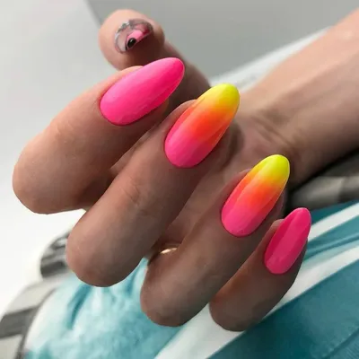 Яркий объемный дизайн длинных нарощенных ногтей