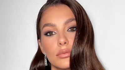 Яркий свадебный макияж Smoky Eyes с накладными ресничками для голубых глаз  и свадебная прическа