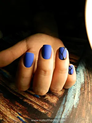 Ярко-синий маникюр на длинные ногти квадратной формы с глянцевым покрытием
