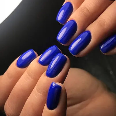 Ярко-синее оформление ногтей с матовым покрытием, полосками из золотистой  потали