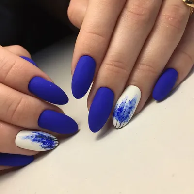 Синий маникюр 2024 - 40 идей самого стильного дизайна ногтей