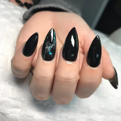 Маникюр с разводами 2024: яркие идеи для вдохновения | Rock nails, Goth  nails, Holographic nails