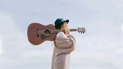 Музыкальные концепции и идеи Портрет кавказский белокурый женский  представлять с гитарой Стоковое Изображение - изображение насчитывающей  галоид, блонди: 79400981