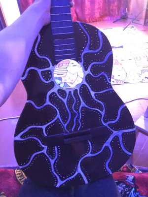 Идеи и концепции музыки Мужской гитарист представляя с гитарой выразительно  против белизны Стоковое Изображение - изображение насчитывающей актиния,  талисман: 76491607