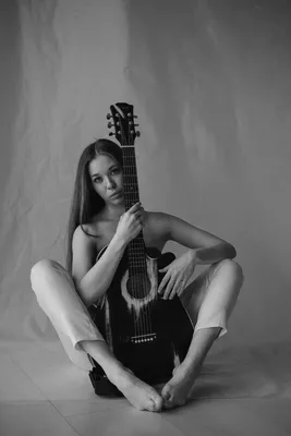 Идеи для фотосессии с гитарой в студии для девушки | Фотосессия, Студия,  Батуми