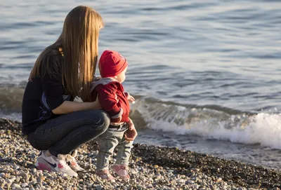 Идеи для семейных фото на море: фотосессии с ребёнком и для беременных