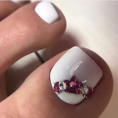 Педикюр со стразами в студии красоты NailsProfi