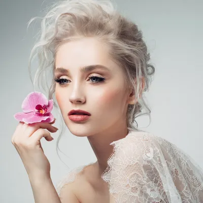 Свадебный макияж 2024: фото новинки нежного макияжа карих, зеленых и  голубых глаз для невесты под свадебный образ
